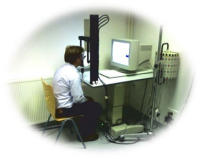Abb.2: Testperson beim Eye-Tracking Test (Quelle: Fuchs et al. 2009)